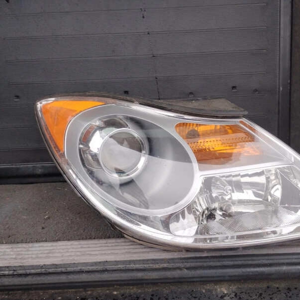 Used 2008 Hyundai Veracruz Right Passenger Side Headlight Assembly at BackToRoad Auto Parts