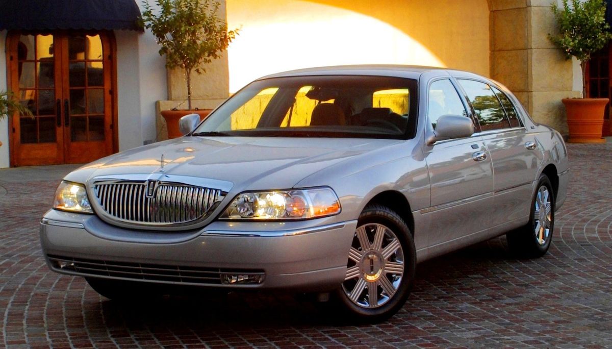 Lincoln town car installed with used parts from BackToRoad auto parts